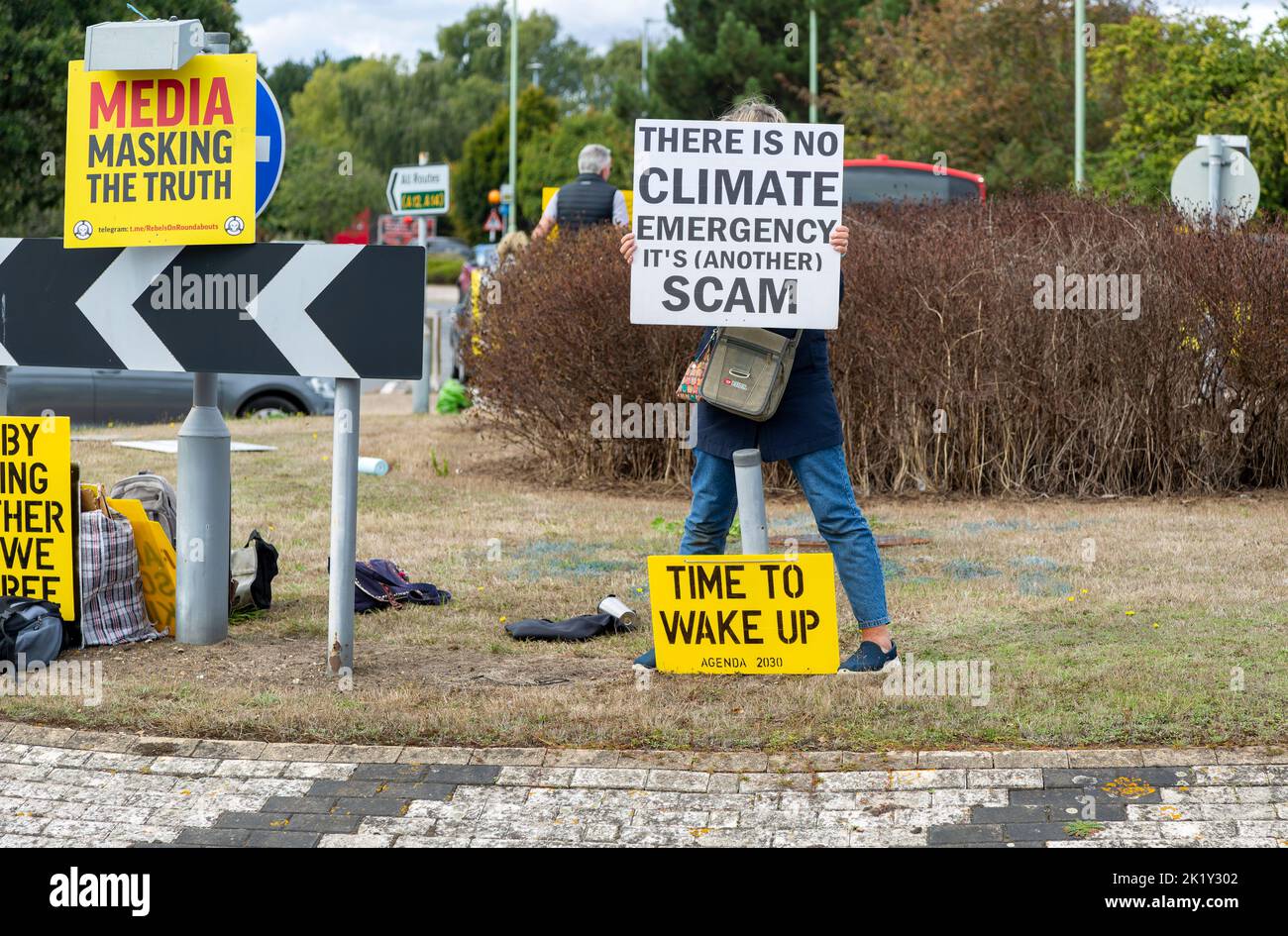 Protest vor dem geschäftigen Roundabaout, Martlesham, Suffolk, England, Großbritannien die Klimanotlage ist ein Betrug Stockfoto
