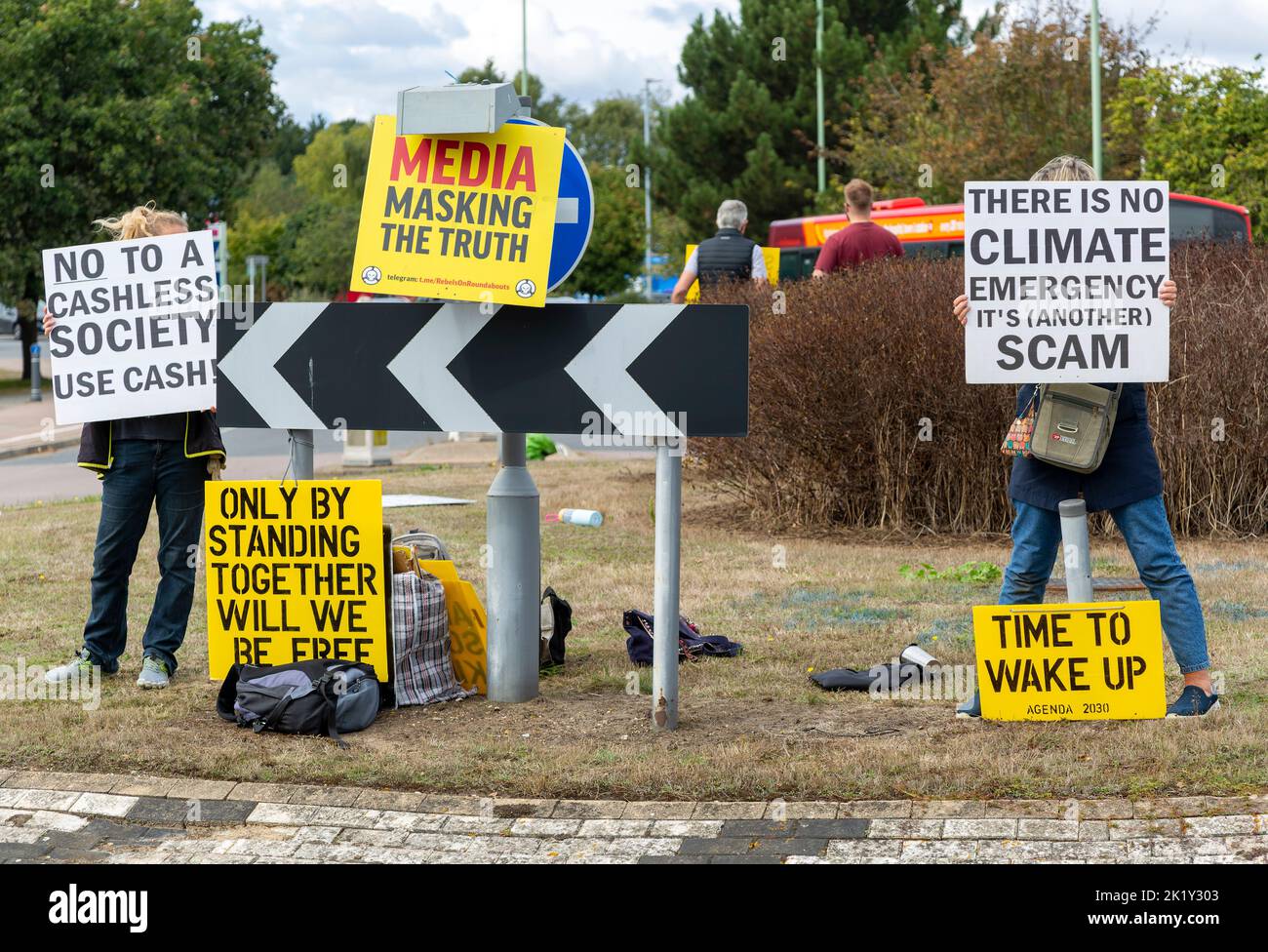 Protest gegen das geschäftige Roundabaout, Martlesham, Suffolk, England, Großbritannien die Klimanotstand ist ein Betrug, nein zu einer bargeldlosen Gesellschaft Stockfoto