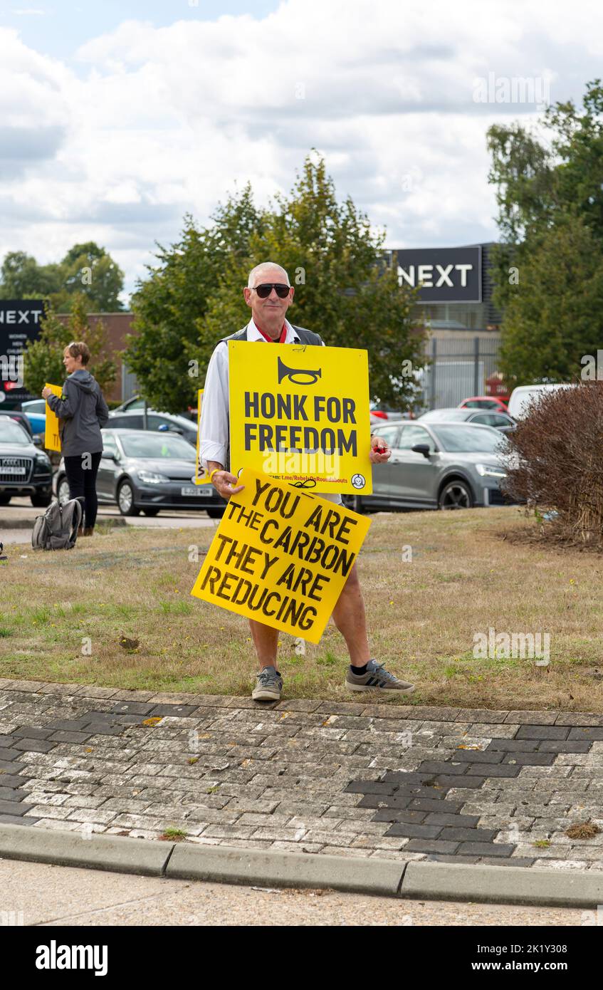 Protest gegen das geschäftige Roundabaout, Martlesham, Suffolk, England, UK Honk for Freedom Stockfoto