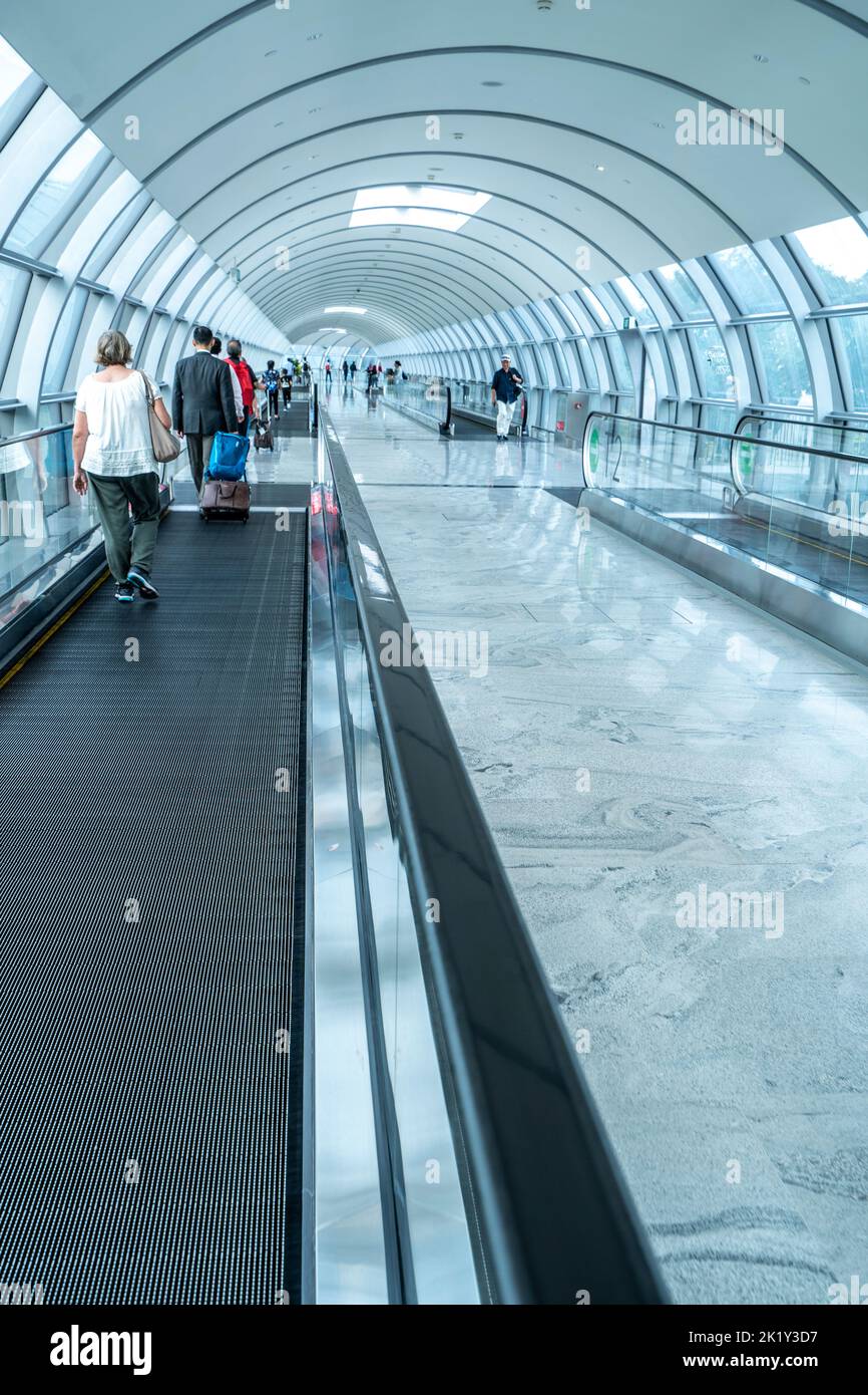 Passagiere, die mit dem Travelator zwischen den Terminals auf dem Changi International Airport in Singapur umsteigen Stockfoto