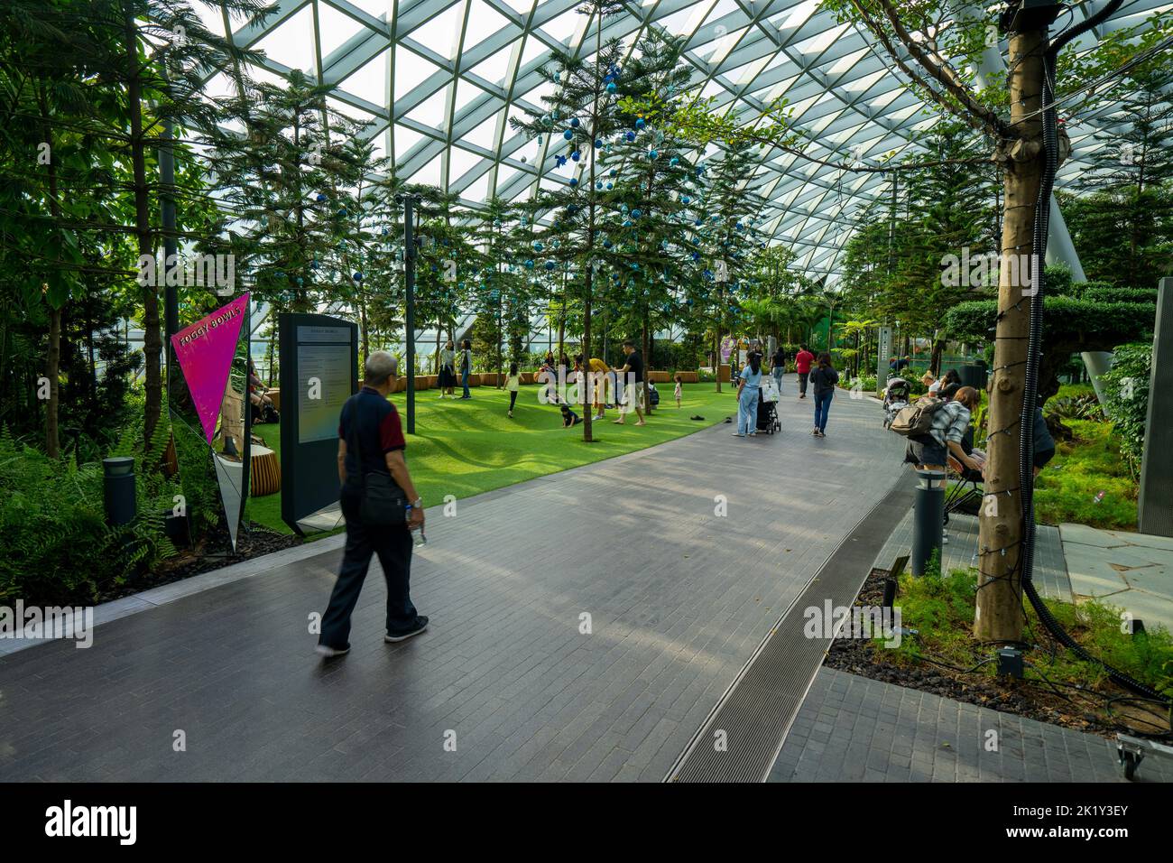 Menschen gehen auf dem Topiary Walk im Canopy Park am Jewel Changi Airport, Singapur Stockfoto