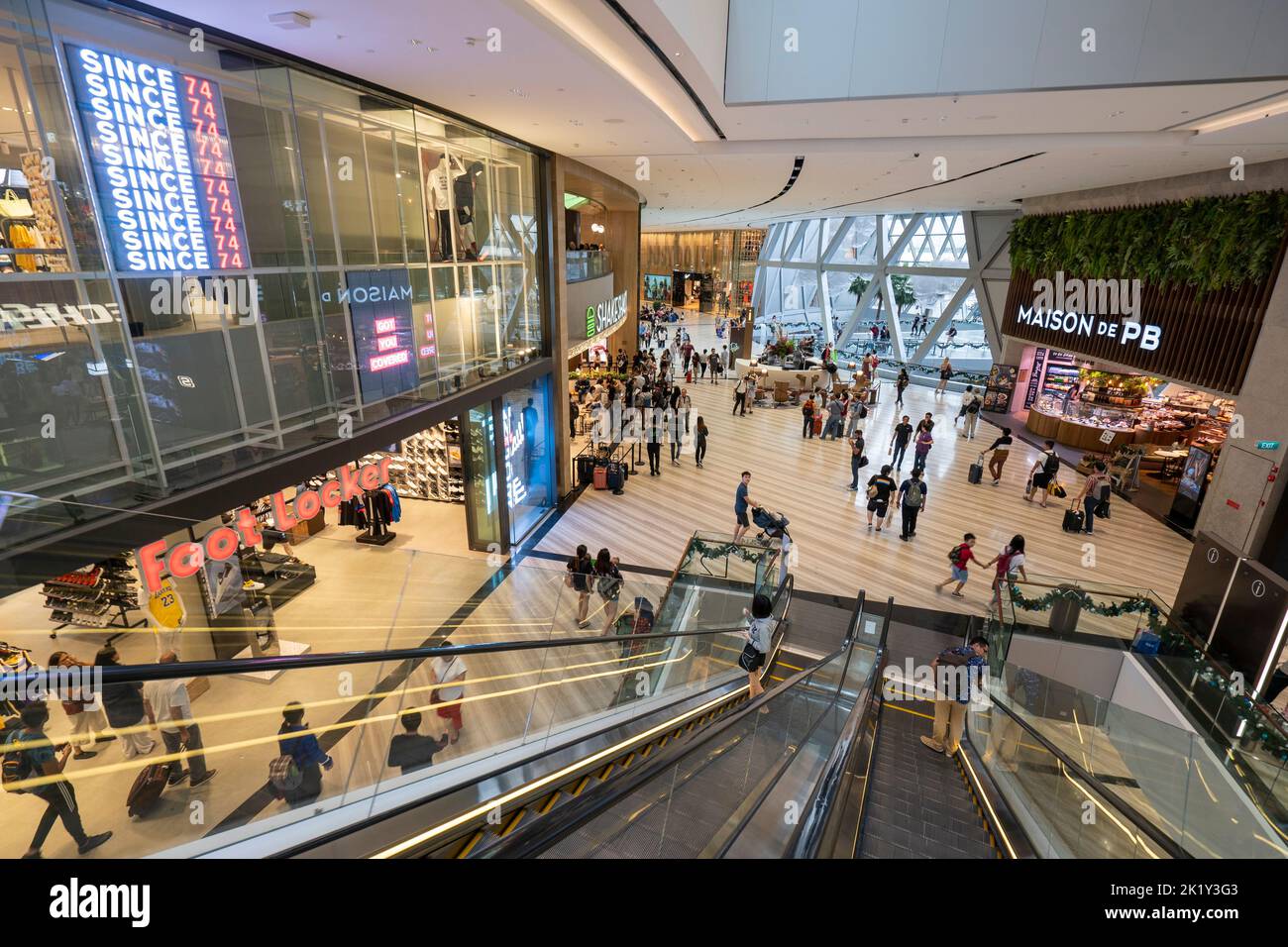Menschen auf der Rolltreppe in Changi Airport Shopping Mall, Singapur Stockfoto