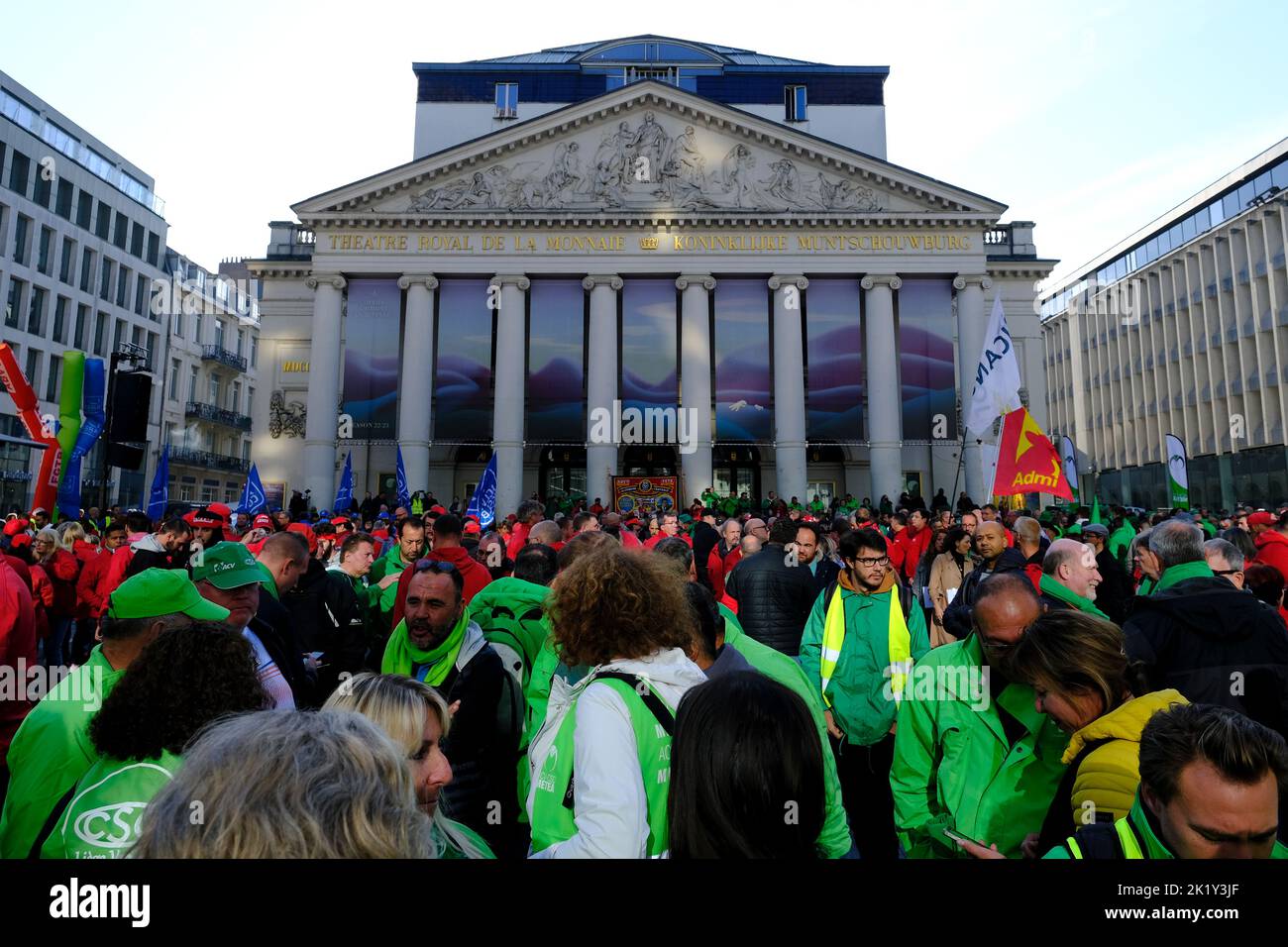 Brüssel, Belgien. 21. September 2022. Gewerkschaftsmitglieder rufen und winken bei einer Demonstration gegen die steigenden Energiepreise und die erhöhten Lebenshaltungskosten während einer nationalen Demonstration am 21. September 2022 in Brüssel, Belgien. Kredit: ALEXANDROS MICHAILIDIS/Alamy Live Nachrichten Stockfoto