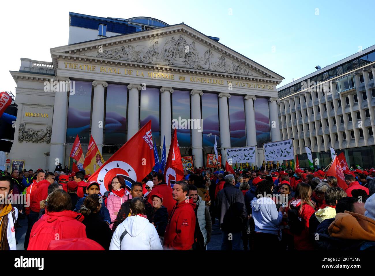 Brüssel, Belgien. 21. September 2022. Gewerkschaftsmitglieder rufen und winken bei einer Demonstration gegen die steigenden Energiepreise und die erhöhten Lebenshaltungskosten während einer nationalen Demonstration am 21. September 2022 in Brüssel, Belgien. Kredit: ALEXANDROS MICHAILIDIS/Alamy Live Nachrichten Stockfoto