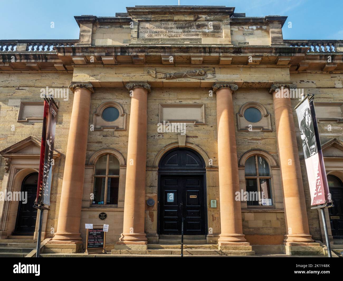 National Justice Museum auf dem hohen Bürgersteig in Nottingham Nottinghamshire England Stockfoto