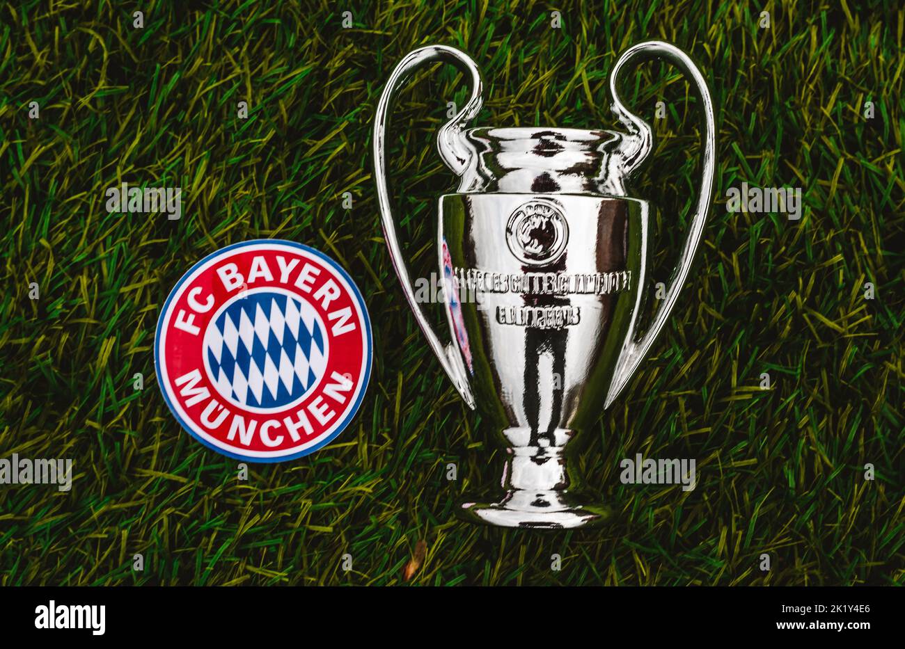 21. April 2021, Moskau, Russland. Das Emblem des FC Bayern München und des UEFA Champions League Cups auf dem grünen Rasen des Stadions. Stockfoto