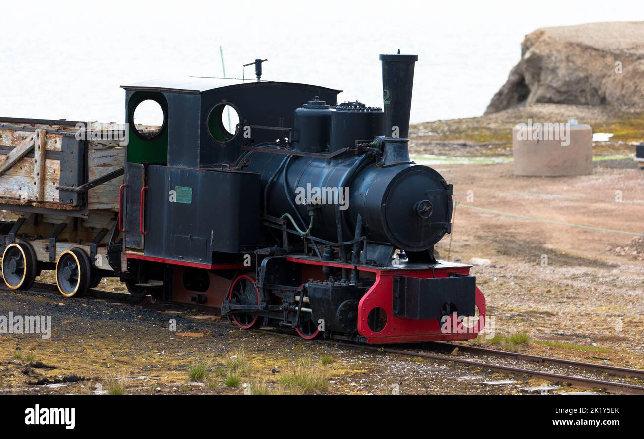 Alte und veraltete Bergbaueisenbahn in NY-Alesund, Spitzbergen, Kongsfjord, Svalbard, Norwegen Stockfoto