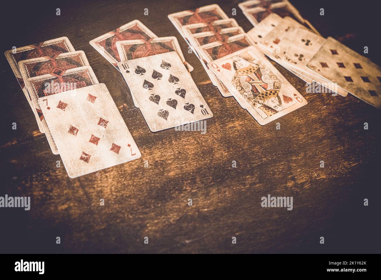 Kartenspiel „Geduld“ auf einem Holztisch. Stockfoto