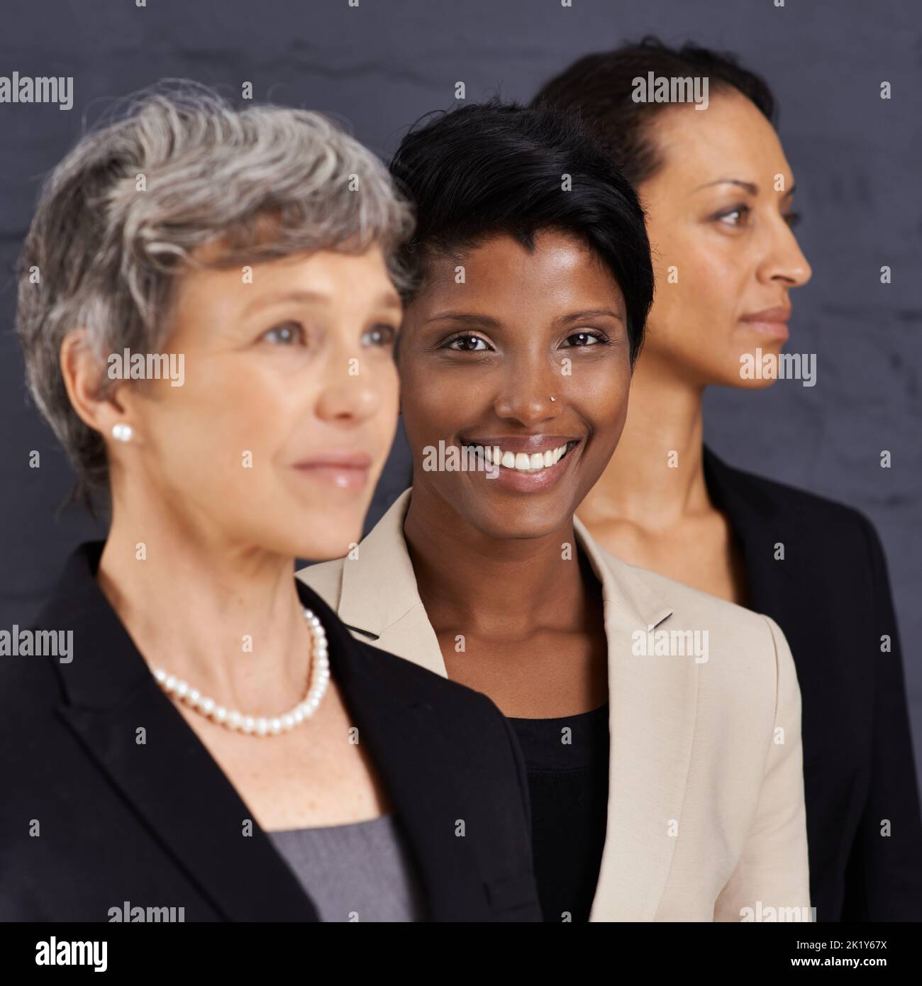 Sie lernt von den Besten. Porträt einer Gruppe von Geschäftsfrauen, die zusammen stehen. Stockfoto