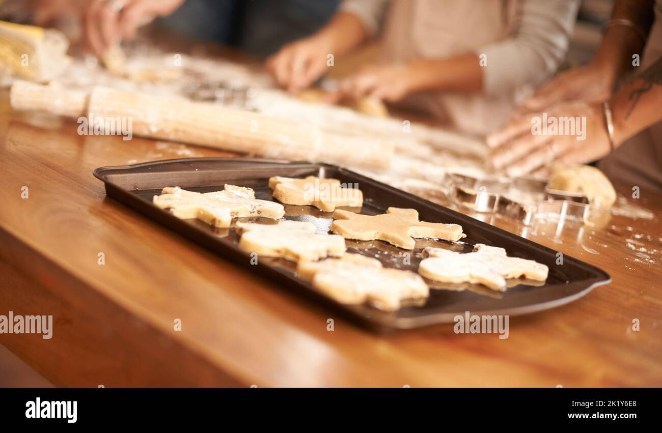 Lebkuchen Mann Armee. Eine Familie, die Spaß Backen Lebkuchen Kekse in einer Küche. Stockfoto