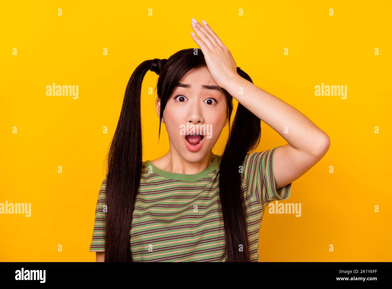 Foto von jungen negativen Stimmung traurig junge Mädchen haben große Probleme schlagen ihren Kopf isoliert auf gelbem Hintergrund Stockfoto