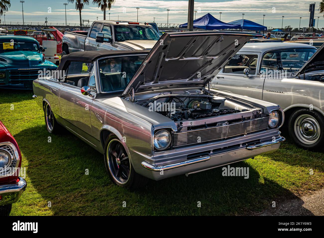 Dawn Beach, FL - 28. November 2020: Blick auf die Vorderecke eines 1967 Rambler American Convertible auf einer lokalen Automshow. Stockfoto