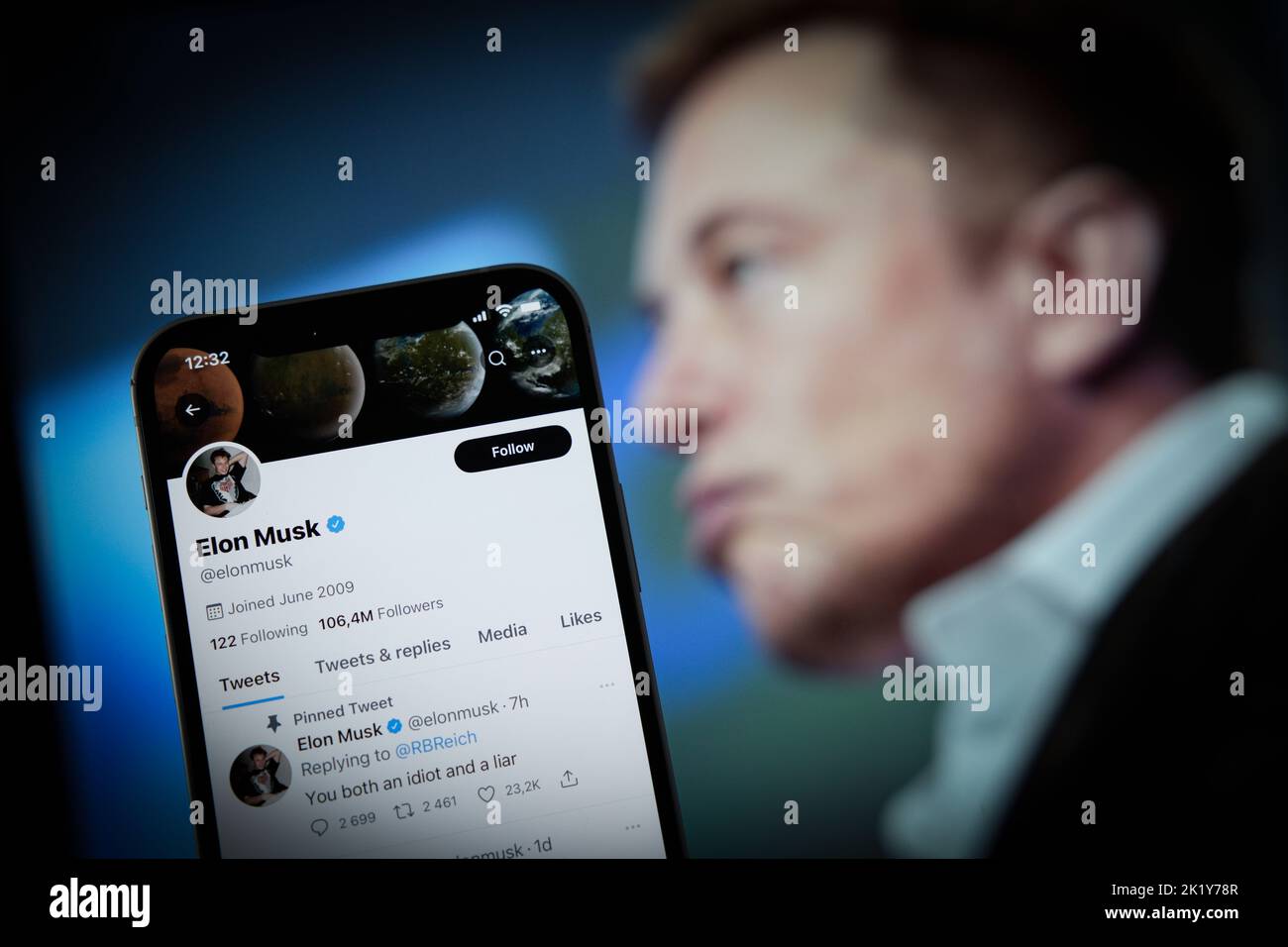 Warschau, Polen. 21. September 2022. Die Twitter-Profilseite von Elon Musk ist auf einem Apple iPhone-Handy in dieser Fotobilder in Warschau, Polen, am 21. September 2022 zu sehen. Außerdem zeigt Musk einen Tweet, der den ehemaligen US-Arbeitsminister Rovert Reich wegen erniedriger Minenvorwürfe verklagt. (Foto von Jaap Arriens/Sipa USA) Quelle: SIPA USA/Alamy Live News Stockfoto