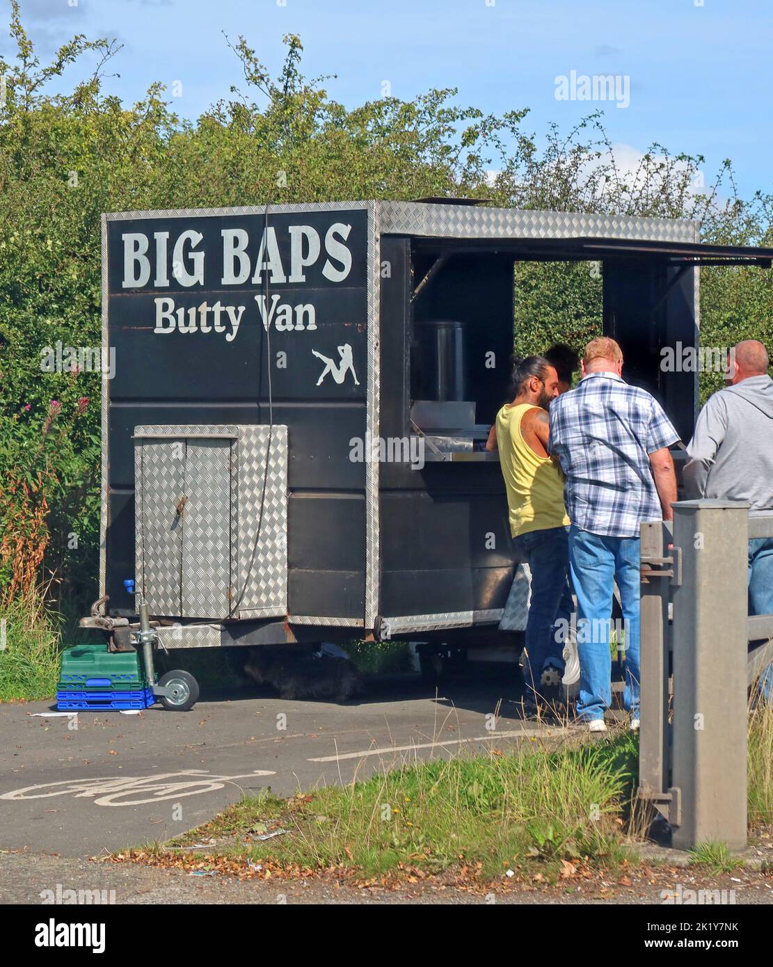 Kunden von Big Baps butty van, Hyde Road, Mottram, Londendale, Tameside, Greater Manchester, ENGLAND, GROSSBRITANNIEN, SK14 6NG Stockfoto