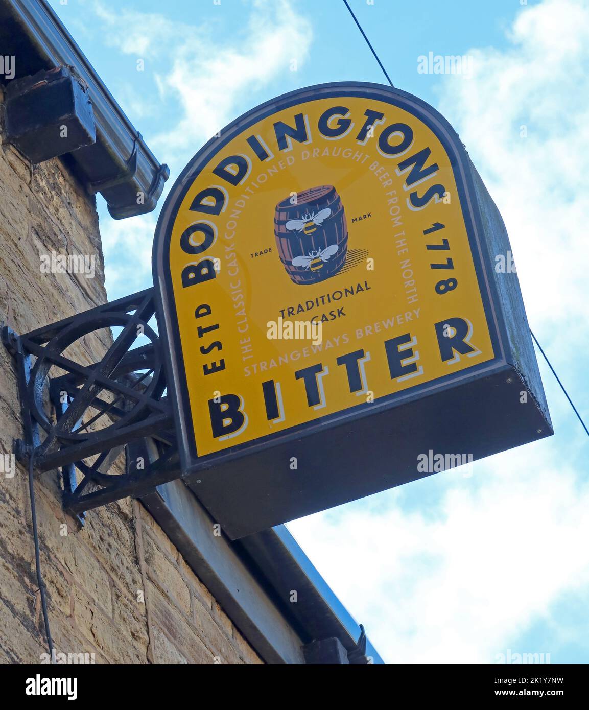 Boddingtons the Cream of Manchester, Estd 1778, at the Grapes Inn, 305 High St West, Glossop, Derbyshire, England, UK,SK13 8EP Stockfoto