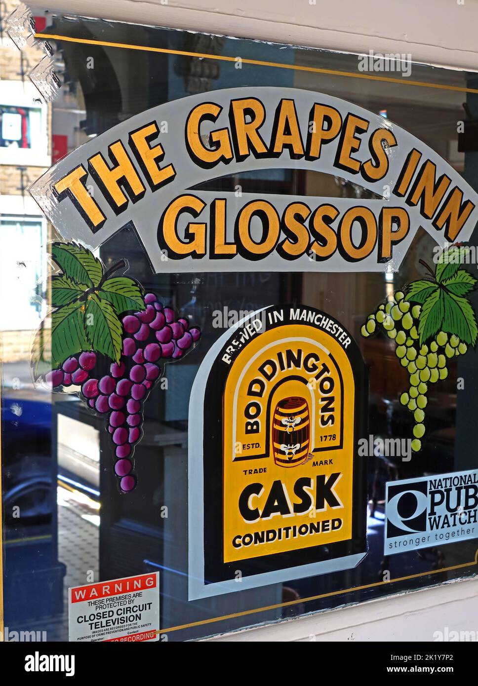 Boddingtons the Cream of Manchester, Estd 1778, at the Grapes Inn, 305 High St West, Glossop, Derbyshire, England, UK,SK13 8EP Stockfoto