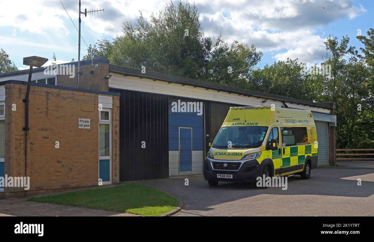 Glossop Stadtzentrum, Ambulanzstation, North West Ambulance Service NHS Trust, Chapel Street, High Peak, Derbyshire, England, UK, SK13 8AT Stockfoto