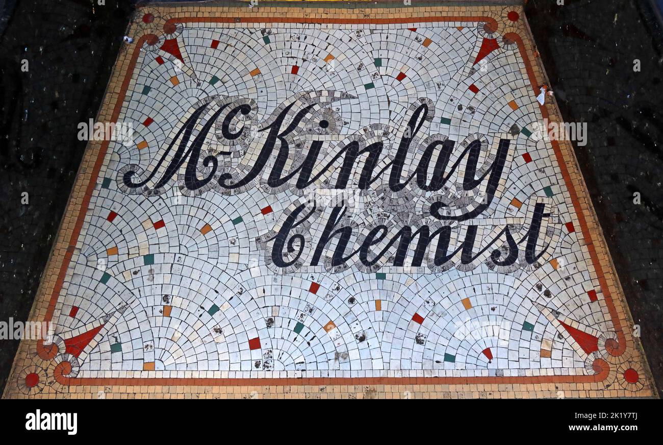 Findley McKinlay Chemist Mosaic - Celebration the Heritage, of 70 High St West , Glossop, High Peak, Derbyshire, England, UK, SK13 8BH Stockfoto