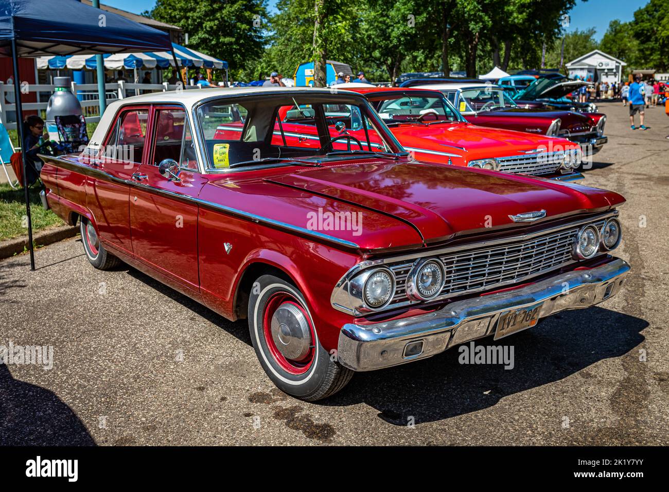 Falcon Heights, MN - 18. Juni 2022: Vorderansicht einer Ford Fairlane 500 Limousine aus dem Jahr 1962 auf einer lokalen Automobilausstellung. Stockfoto