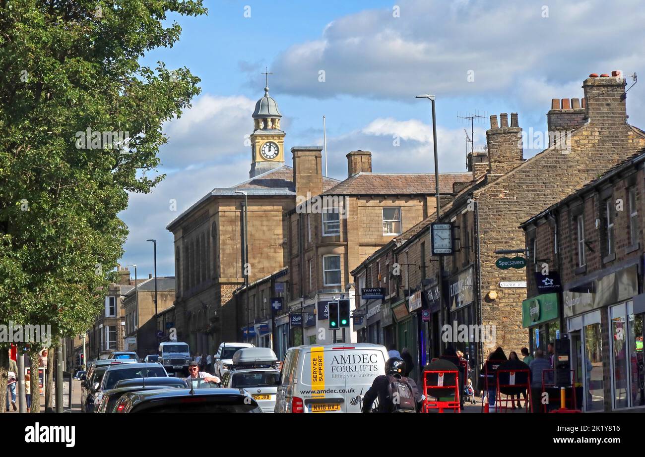 High Street West Traffic, im Stadtzentrum von Glossop, führt zur Markthalle und Rathausuhr, High Peak, Derbyshire, England, Großbritannien, SK13 8AZ Stockfoto