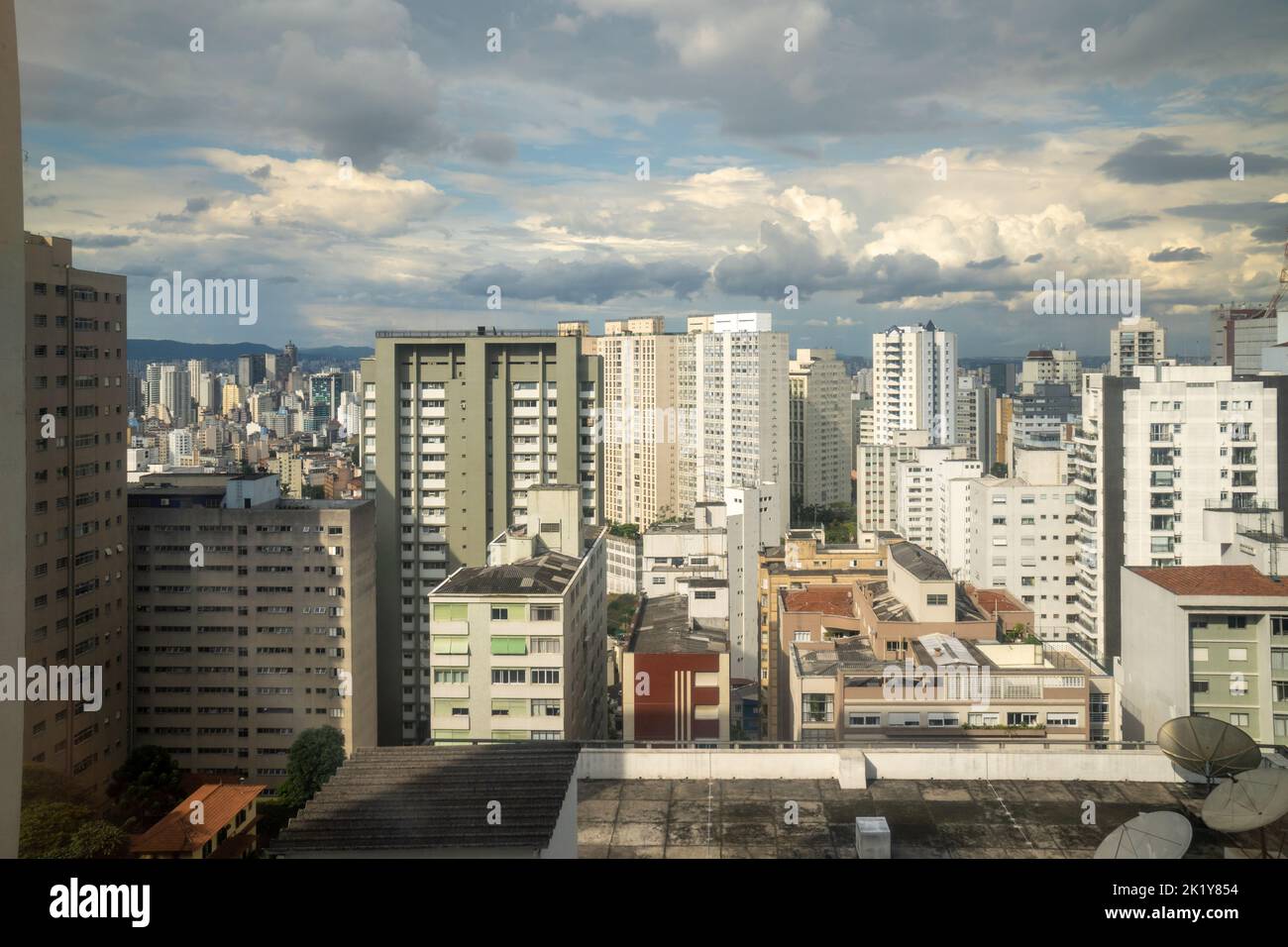Schöne Skyline der Stadt São Paulo. Hohe Gebäude, Türme und Verschmutzung. Konzept von Stadtbild, Stadt, Reise, Architektur, Brasilien. Stockfoto