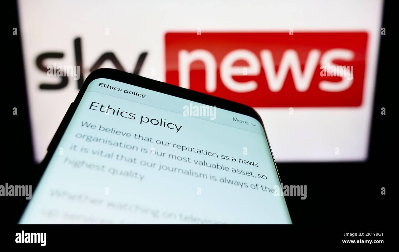 Smartphone mit Website des britischen Fernsehsenders Sky News auf dem Bildschirm vor dem Unternehmenslogo. Konzentrieren Sie sich auf die obere linke Seite des Telefondisplays. Stockfoto