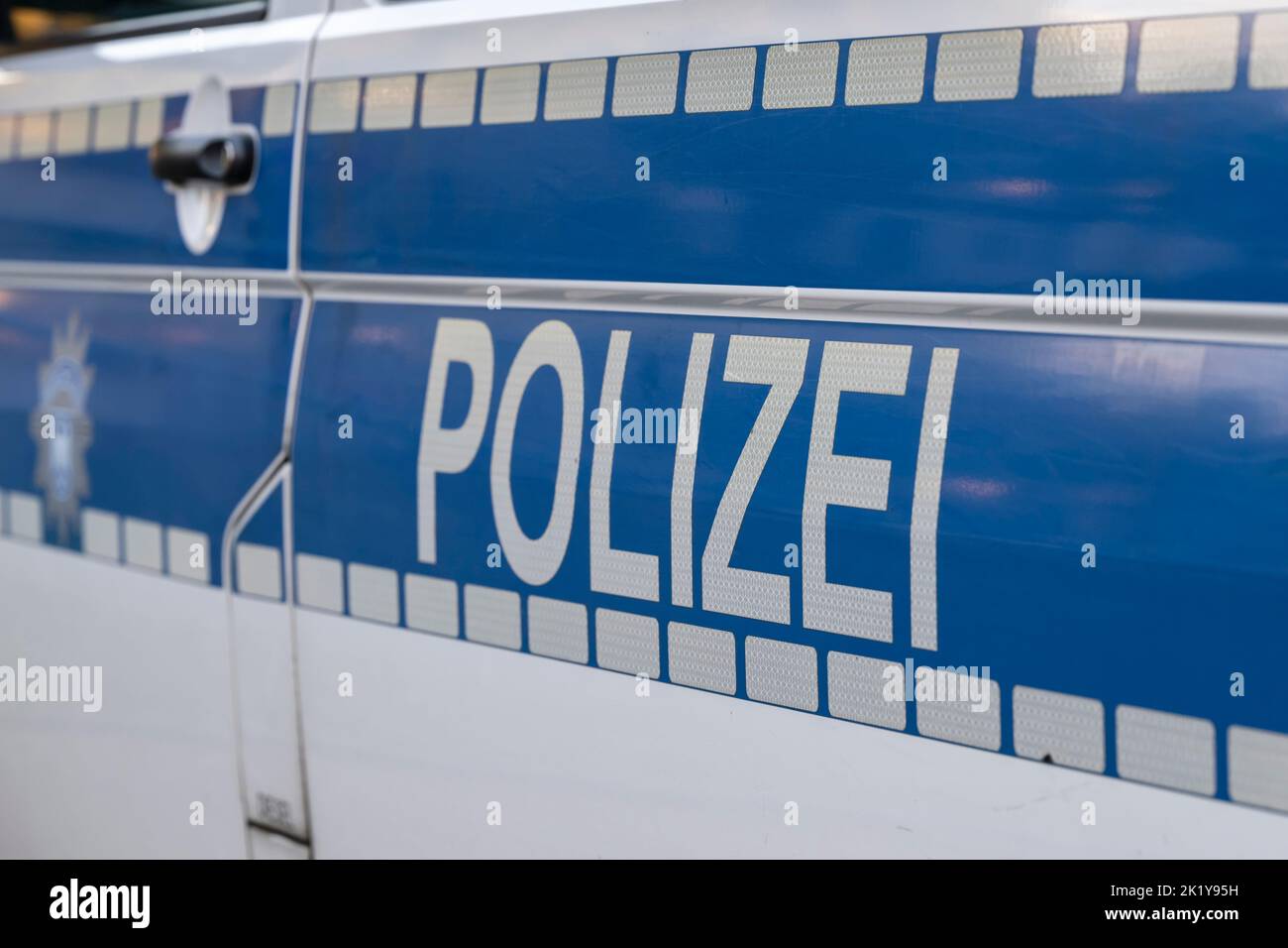 Deutsche Polizei schreibt auf einem Polizeiauto Stockfoto