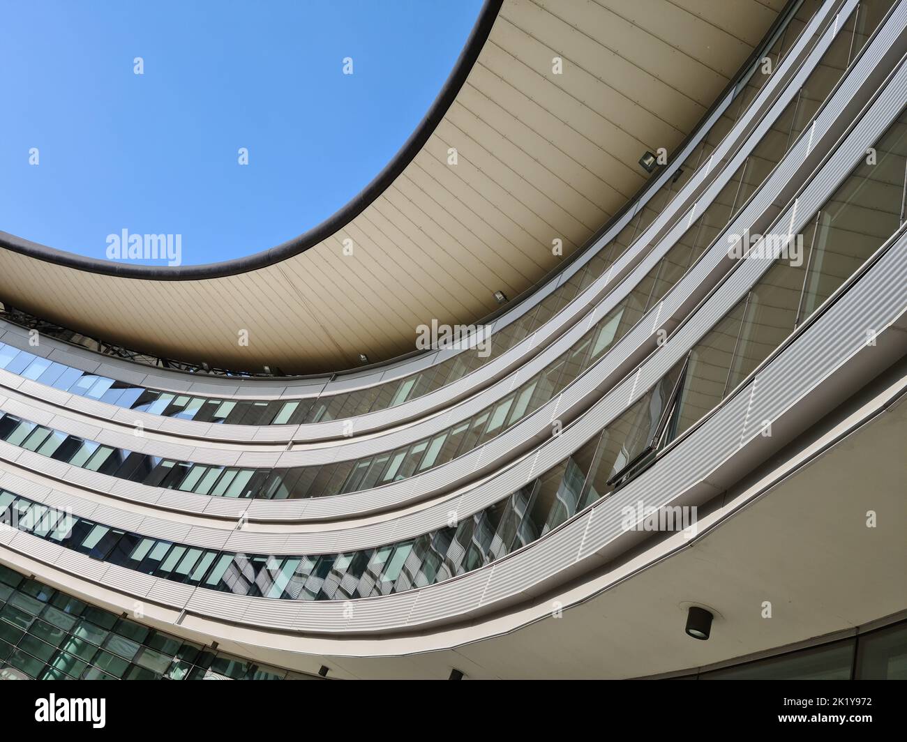 Der Campus Luigi Einaudi ist ein sehr moderner architektonischer Komplex am Fluss Dora, Sitz der Universität Turin Stockfoto