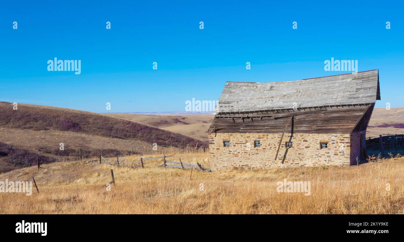 Altes Ranchgebäude, das seit Jahren angedont wird und verfällt Stockfoto