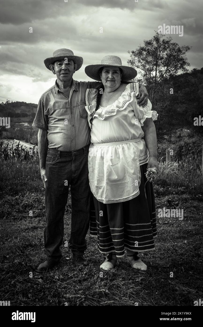 Ein kolumbianischer Bauer und seine Frau auf dem Land außerhalb von Bogota, Kolumbien Stockfoto