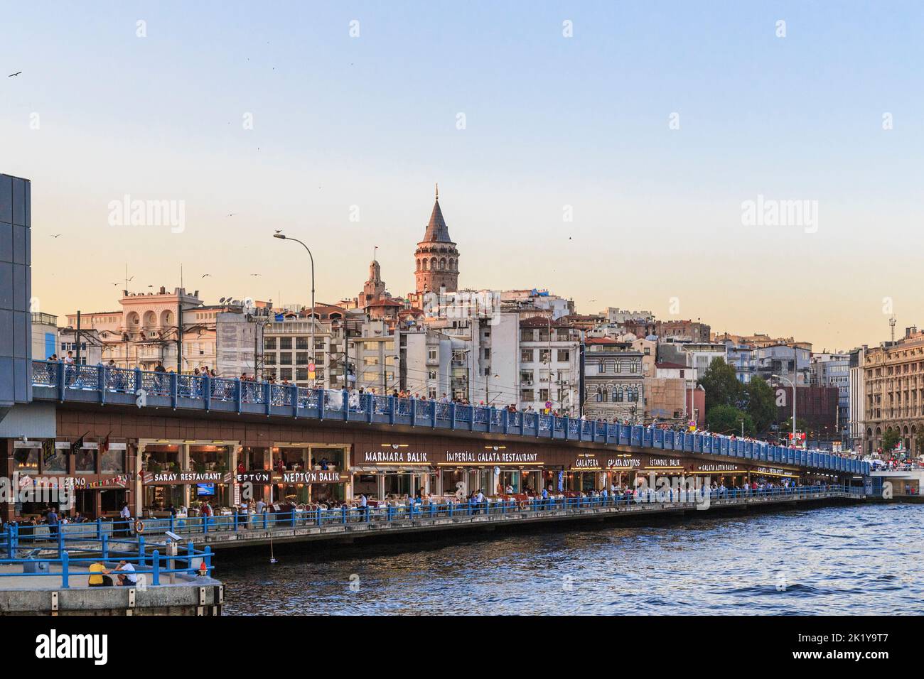 ISTANBUL, TÜRKEI - 12. SEPTEMBER 2017: Dies ist ein Blick auf die Galata-Brücke und den Galata-Turm bei Sonnenuntergang. Stockfoto