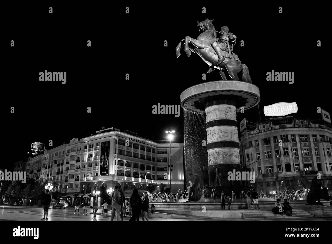 Brunnen auf dem Makedonischen Platz, Skopje, und Statue des Kriegers auf dem Pferd, ähnlich Alexander dem Großen. Umstrittenes Denkmal in Nord-Mazedonien. Stockfoto