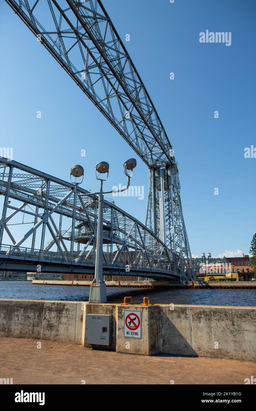 Eine vertikale Aufnahme der Duluth Aerial Lift Bridge gegen einen blauen Himmel Stockfoto