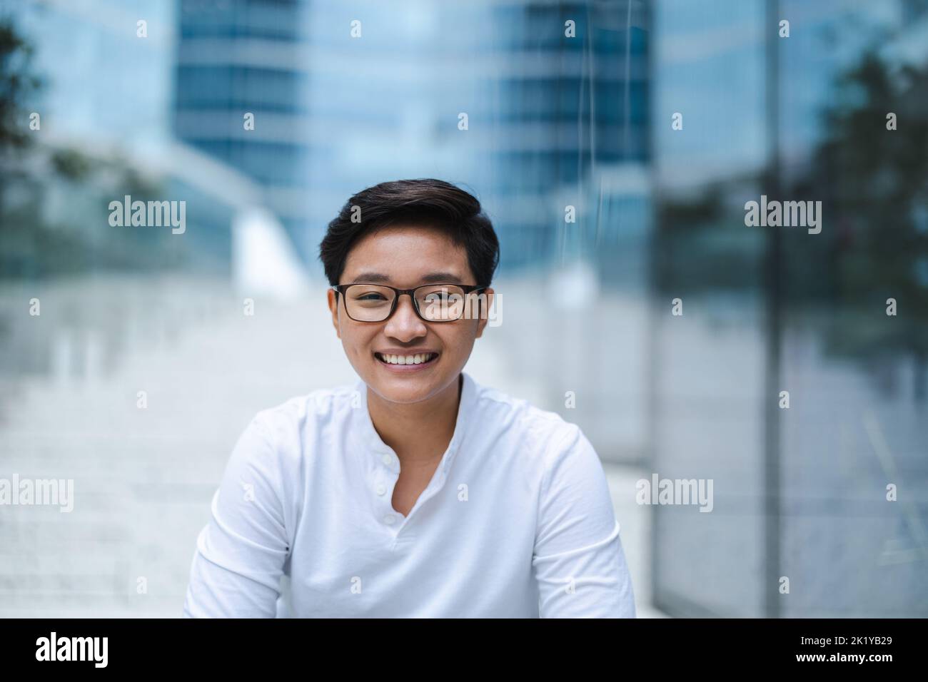Porträt eines lächelnden jungen Mannes in der Stadt Stockfoto