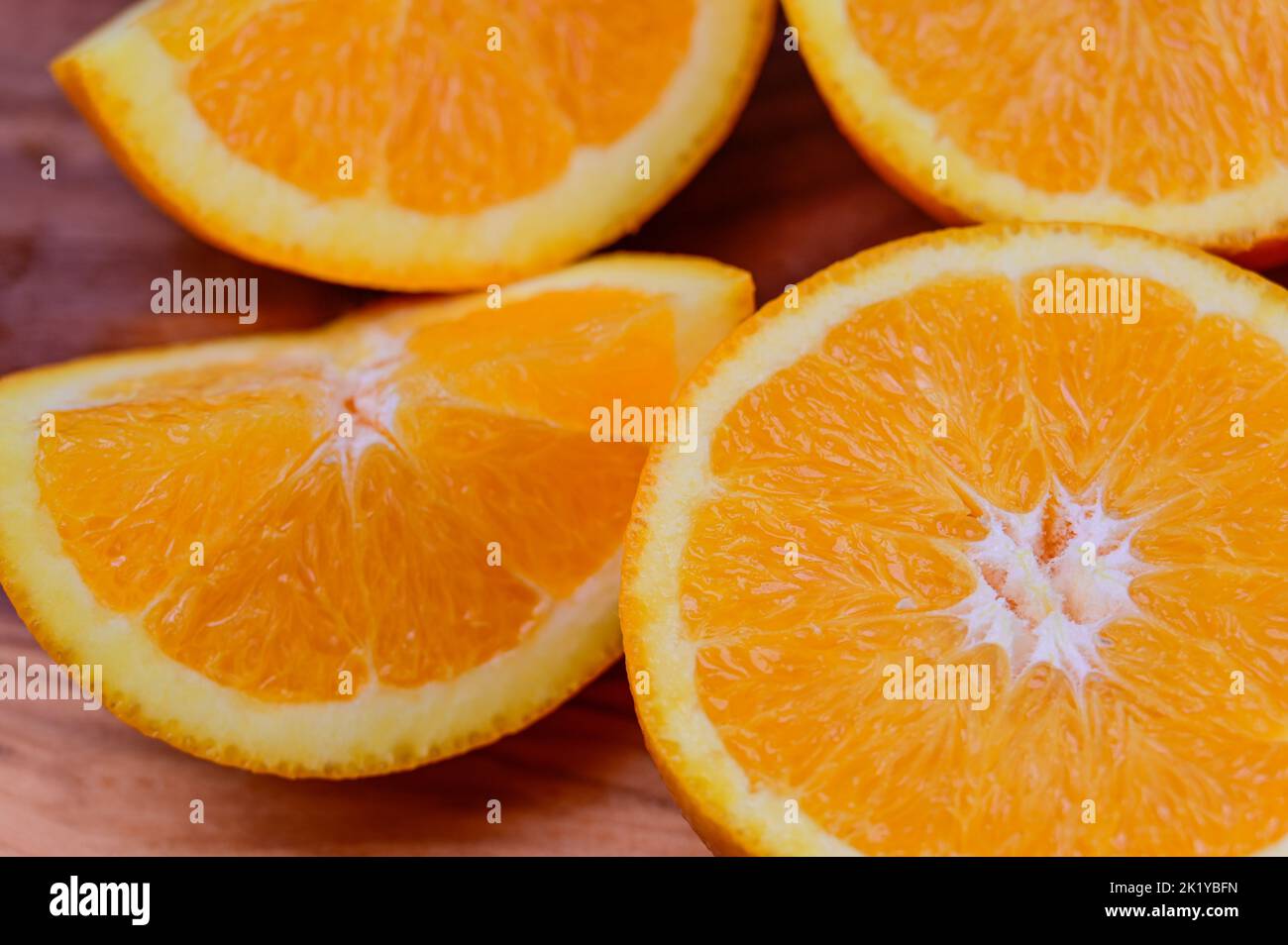 Geschnittene Orangen auf einem Holzhintergrund Stockfoto