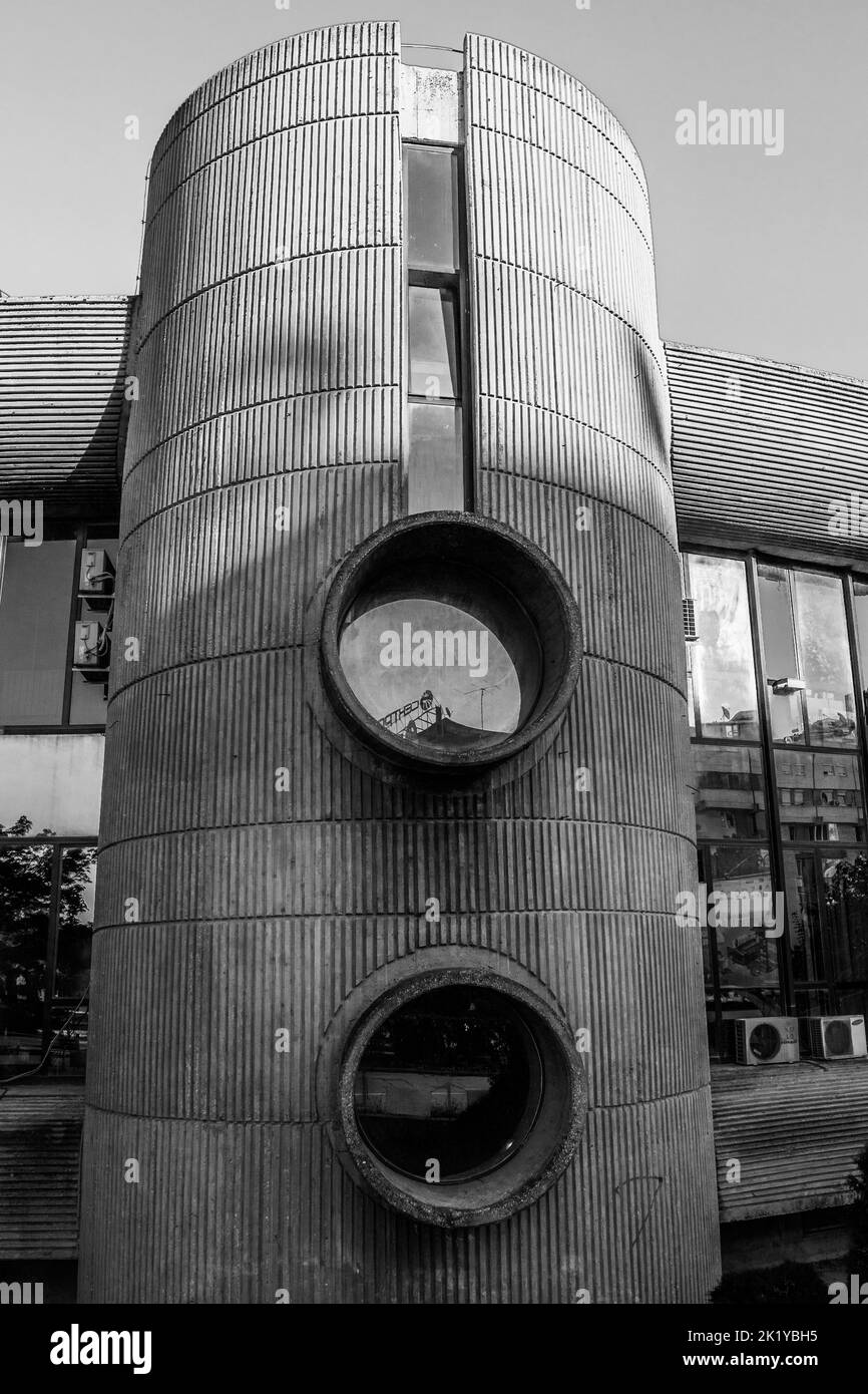 Merkmale des zentralen Postamtes in Skopje, Nordmakedonien, Beispiel des Brutalismus in der Architektur oder des brutalistischen Betonbaus im ehemaligen Jugoslawien Stockfoto