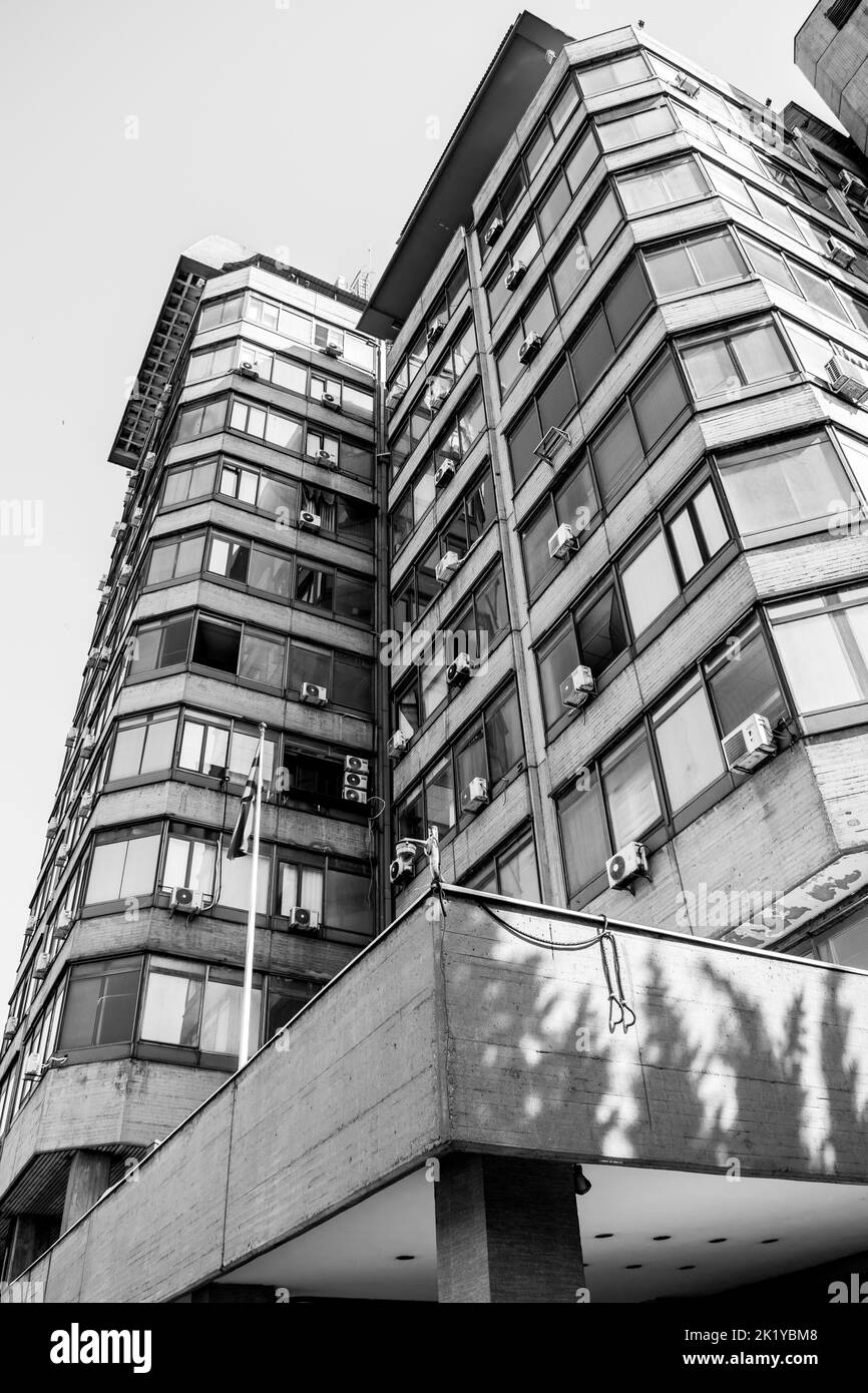 Ein modernes Hochhaus in der Stadt Skopje, der Hauptstadt von Nord-Mazedonien, Ex-Jugoslawien. Graues und trübes Gebäude, Appartementblock. Stockfoto