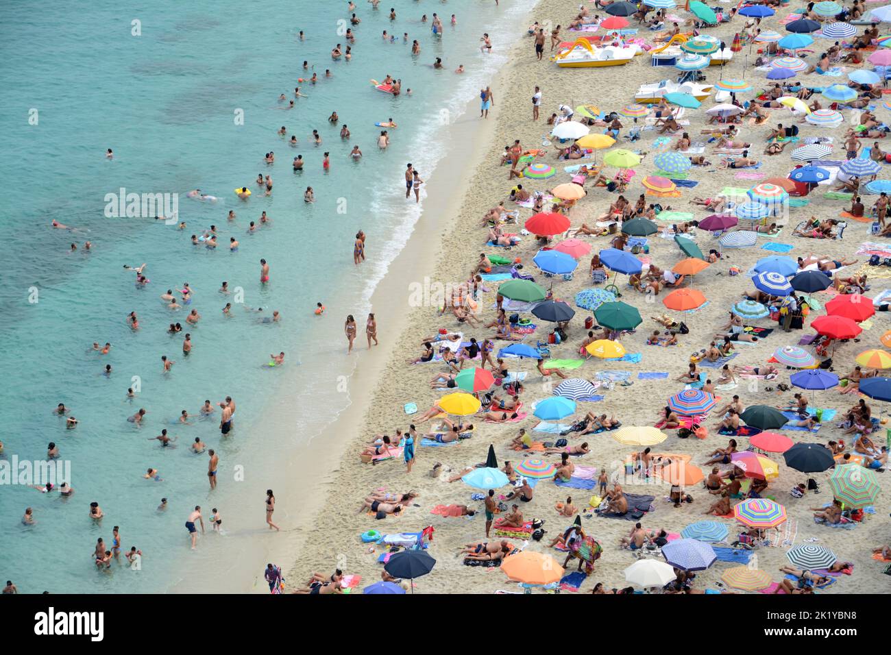 Tropea ist eine kleine Stadt an der Ostküste Kalabriens. Es ist bekannt für sein historisches Zentrum an den Klippen, Stränden und beliebten roten Zwiebeln. Stockfoto