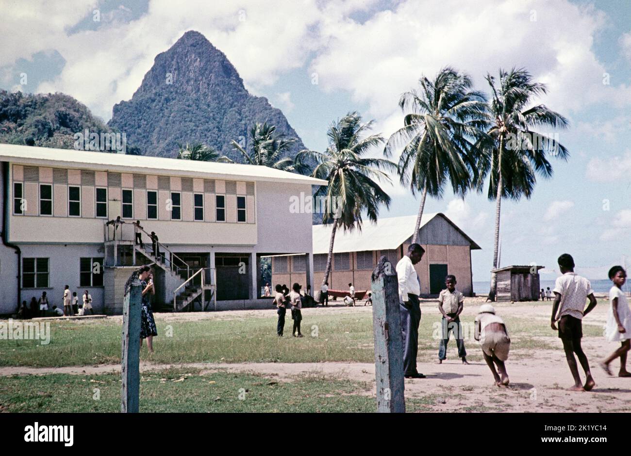 Kinder spielen in der neuen Schule in der Nähe von Pitons, St. Lucia, Windward Islands, West Indies, 1962 Stockfoto