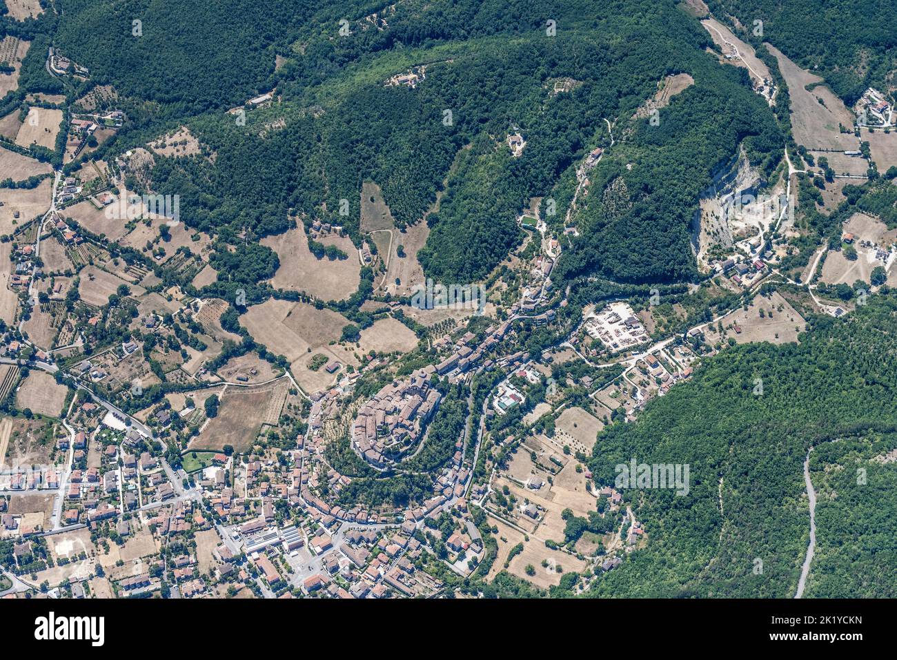 Luftaufnahme, aus einem kleinen Flugzeug, von Contigliano Hügel Dorf in Rieti Tal, aufgenommen von Norden in hellen Sommerlicht, Apenninen, Rieti, Latium, Ita Stockfoto