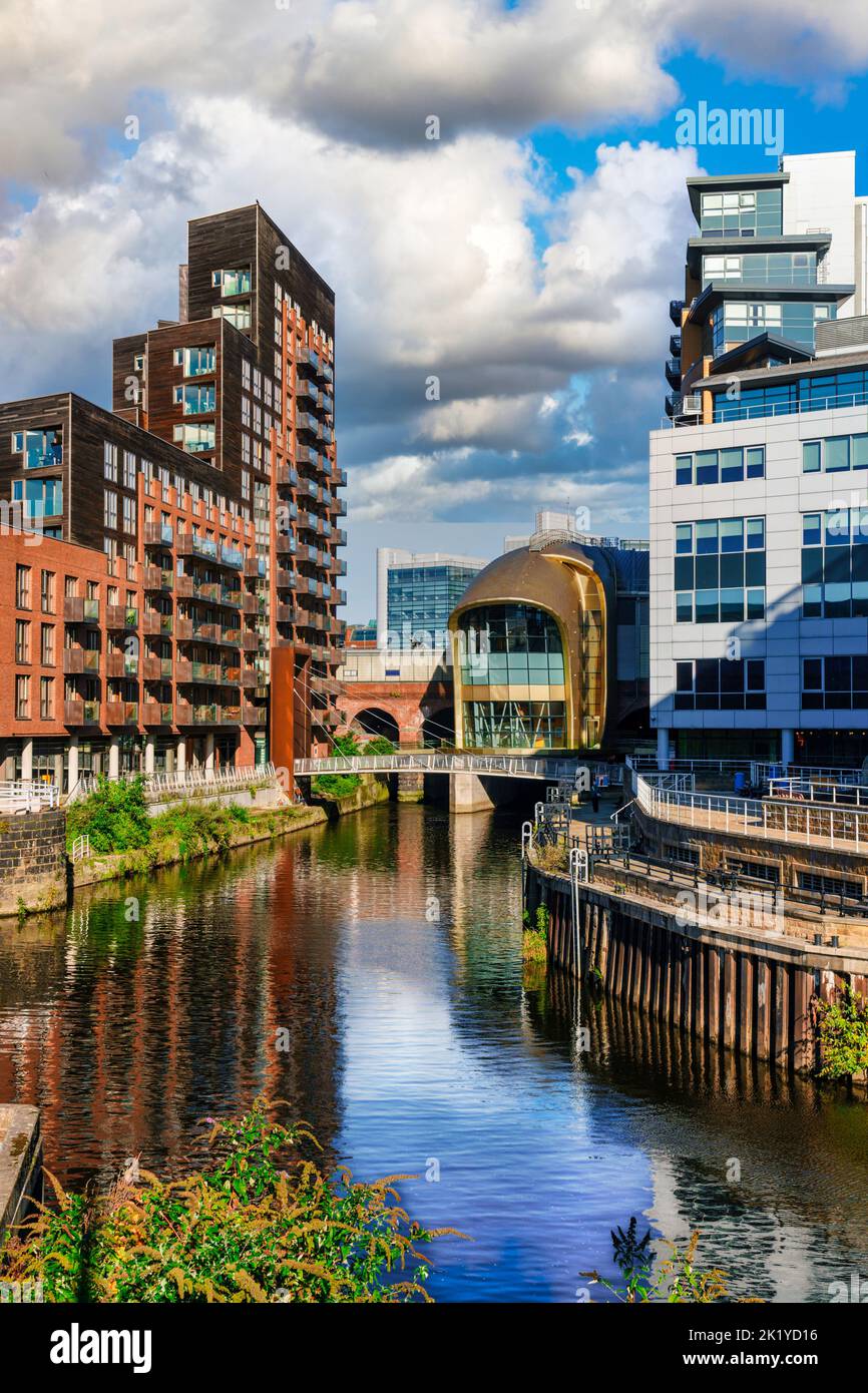 Blick auf den Bahnhof von Leeds und die Watermans Place Apartments am Fluss Aire, Granary Wharfe, Leeds, Großbritannien. Stockfoto