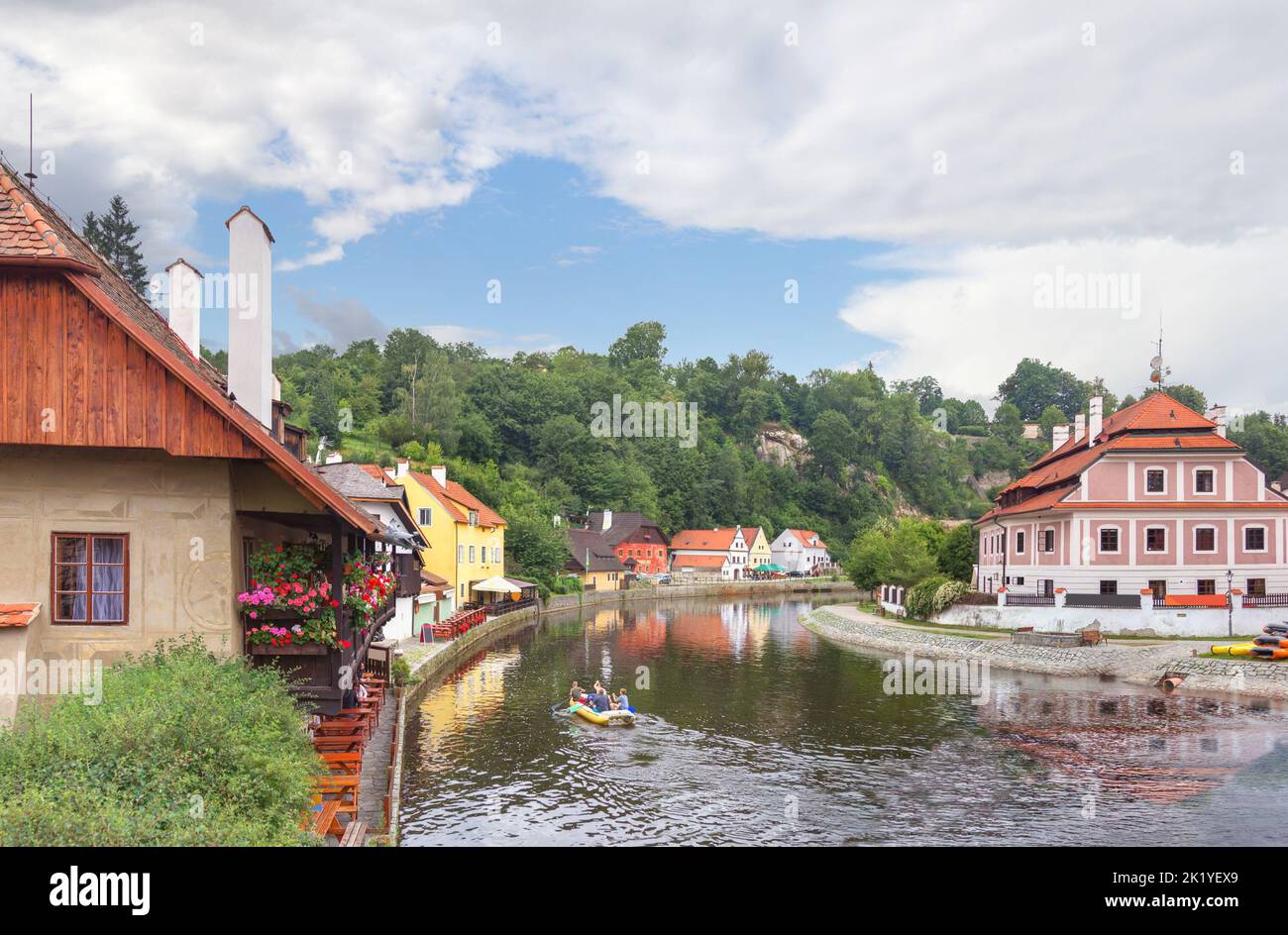 Cesky Krumlov, Tschechische Republik - 11. Juli 2018: Malerische Aussicht auf die Stadt und den Fluss Vltava an einem Sommertag. Stockfoto