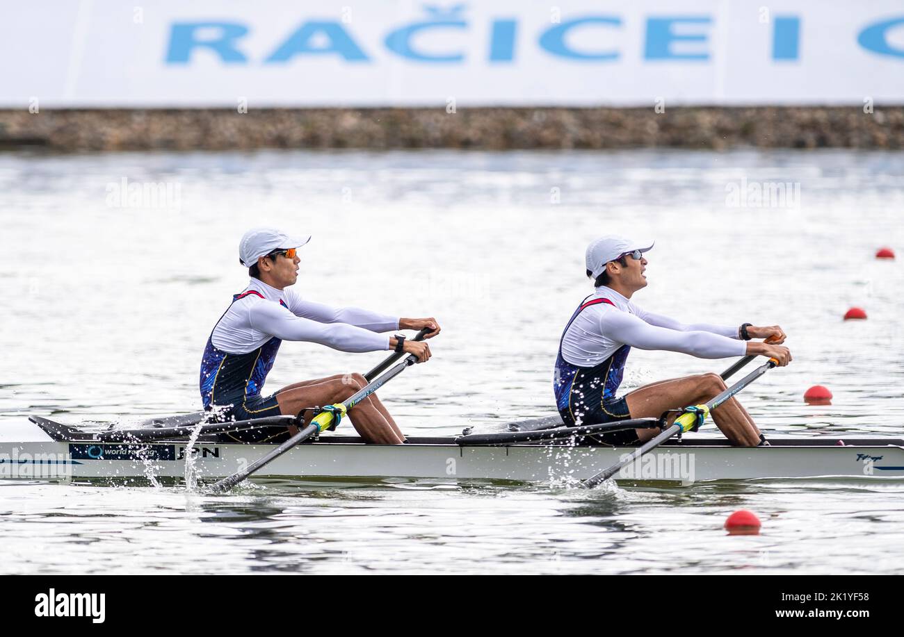 Racice, Tschechische Republik. 21. September 2022. Masahiro Takeda, Masajuki Mijaura aus Japan L-R am 4. Tag der Ruderweltmeisterschaften 2022, dem Viertelfinale der Männer mit leichten Doppelschädeln beim Labe Arena Racice am 21. September 2022 in Racice, Tschechien. Quelle: Ondrej Hajek/CTK Photo/Alamy Live News Stockfoto