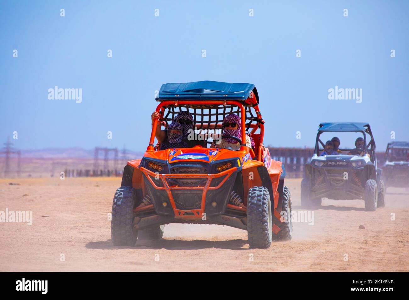 Eine Nahaufnahme von roten Jeeps, die in der Wüste in Hurghada, Ägypten, fahren Stockfoto