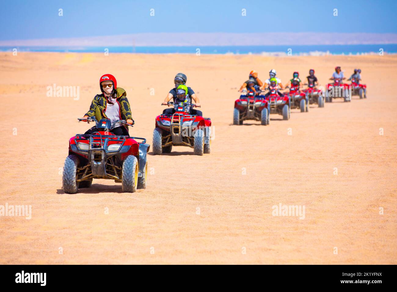 Eine Nahaufnahme von roten Jeeps, die in der Wüste in Hurghada, Ägypten, fahren Stockfoto