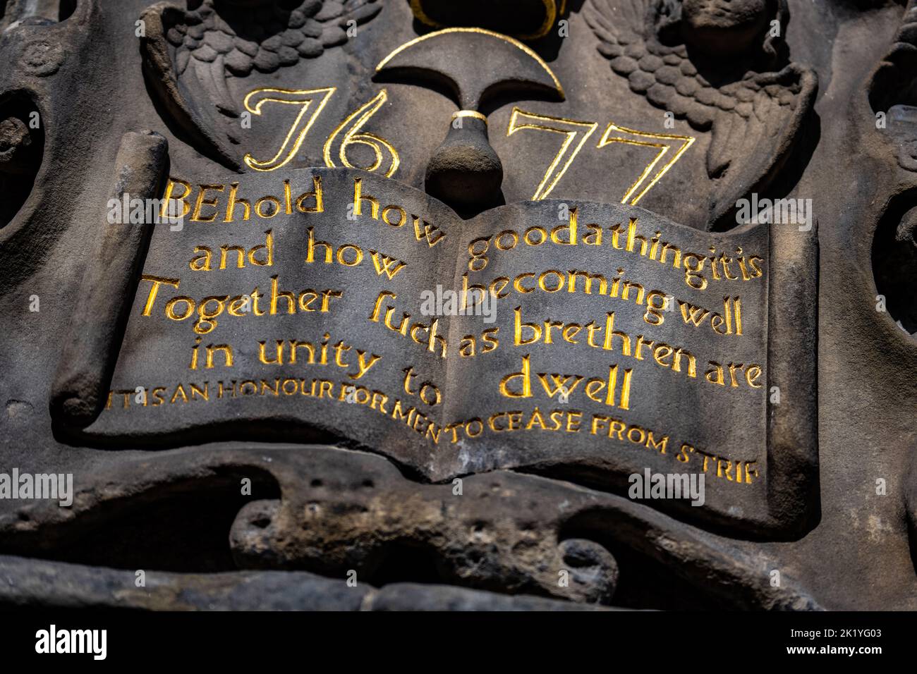 Eine Schrift auf einer Steintafel mit goldenem Text in Edinburgh, Schottland, Großbritannien Stockfoto