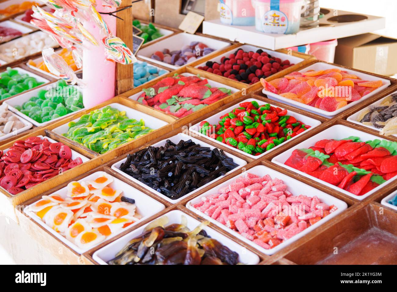 Süßigkeiten vieler Arten und Farben auf einem mittelalterlichen Markt Stockfoto