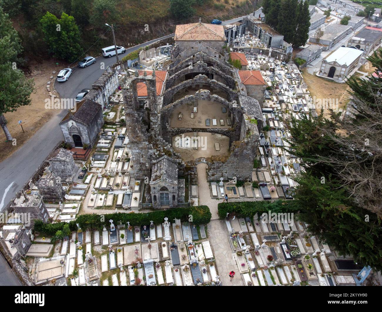 Luftaufnahme Drohne der Ruinen der alten Kirche Santa Maria in Cambados, Galicien, Spanien Stockfoto