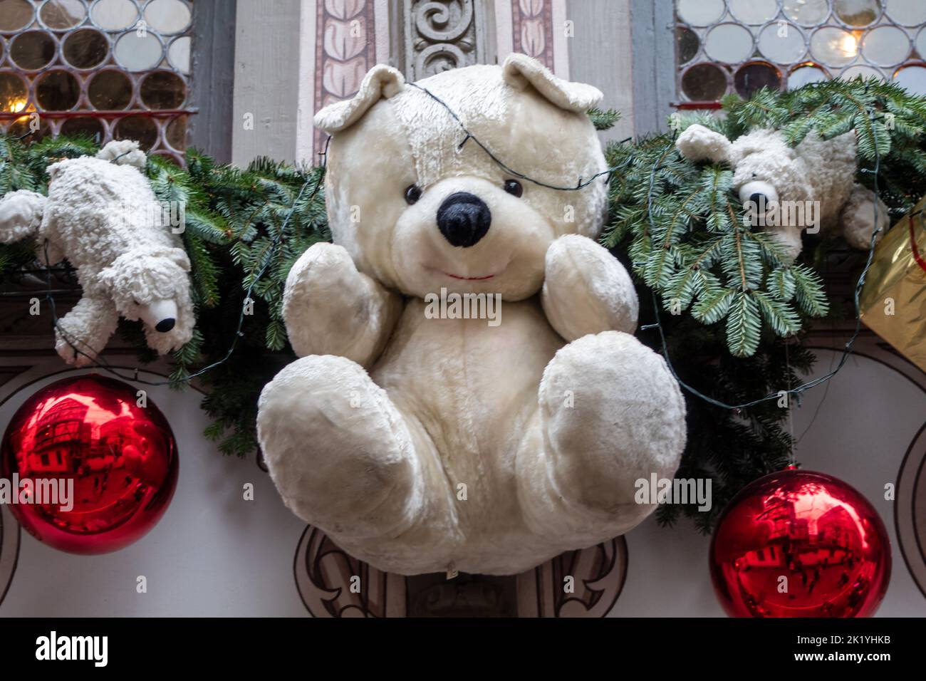 Teddybär und Weihnachtsschmuck an der Wand, selektiver Fokus, Geräuscheffekt Stockfoto