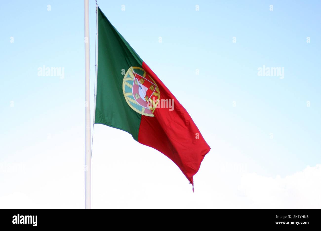 Portugiesische Nationalflagge an einem sonnigen Tag Stockfoto